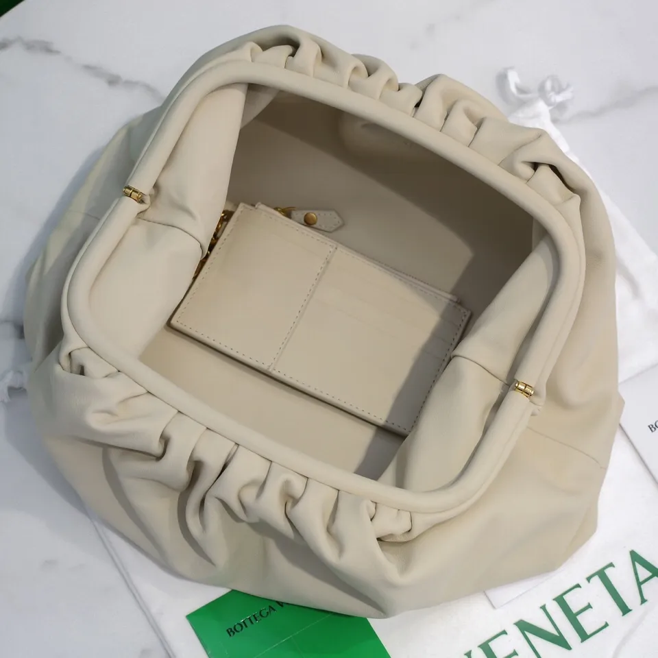 Batch 1660 Bottega Veneta cloud bag ☁️POUCH series original plain calfskin, super low-key and attractive, soft and casual, major Internet celebrity bloggers are crazy about calling it fashionable and classy, ​​lazy and intellectual Large size: 38x20x8.5cm (large cloud plain) off-white